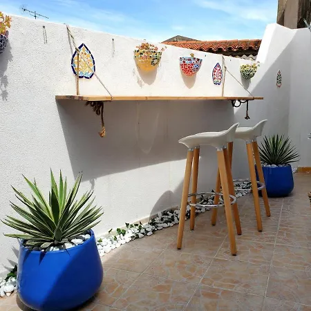 Renovated And Air-conditioned 2-bedroom With Terrace Apartmán