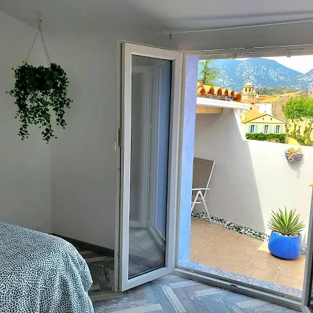 Renovated And Air-conditioned 2-bedroom With Terrace