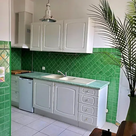 Apartmán Renovated And Air-conditioned 2-bedroom With Terrace