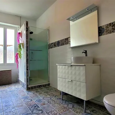 Renovated And Air-conditioned 2-bedroom With Terrace Apartmán *