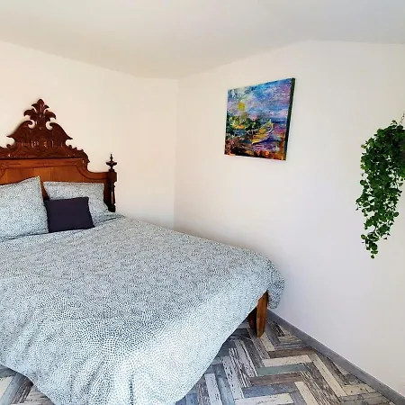 Renovated And Air-conditioned 2-bedroom With Terrace Apartmán