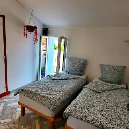 Renovated And Air-conditioned 2-bedroom With Terrace Apartmán *
